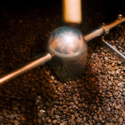 Kaffeebohnen beim abkühlen